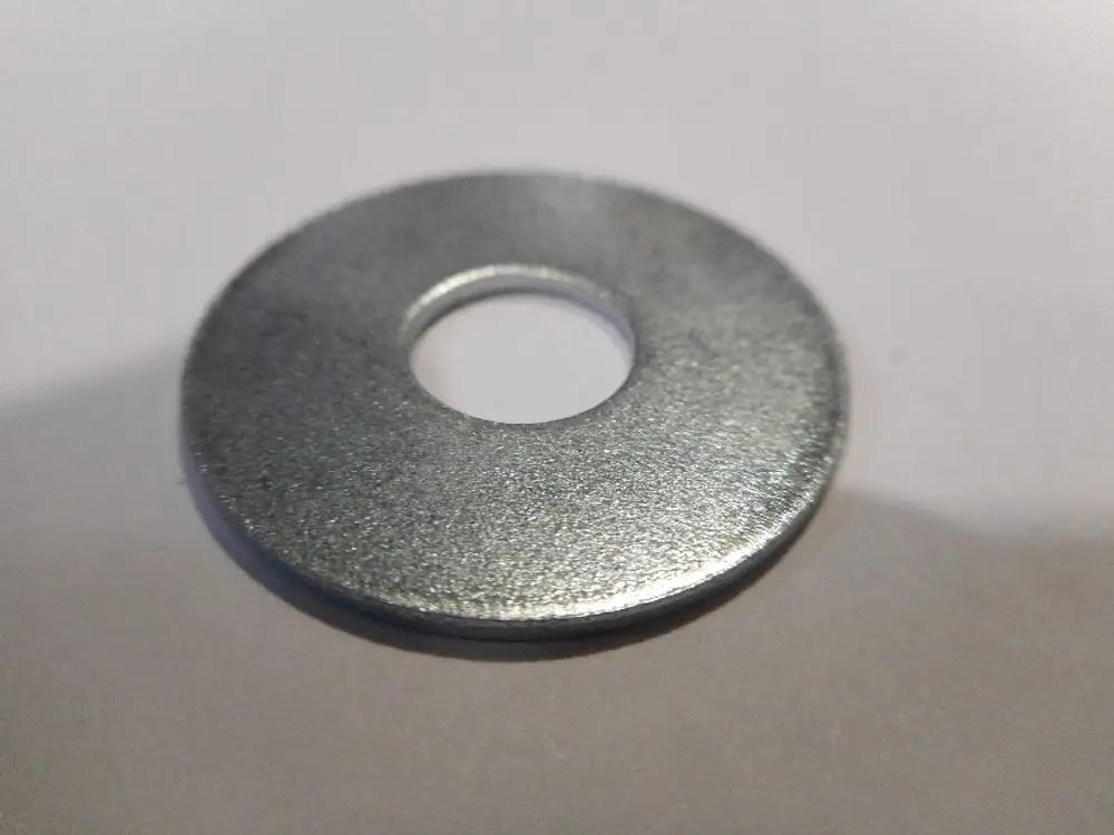 Metallische Unterlegscheibe in flacher Form, mit einem zentralen Loch. Produkt von Remeha, geeignet für verschiedene Anwendungen in der Montage und Reparatur.
